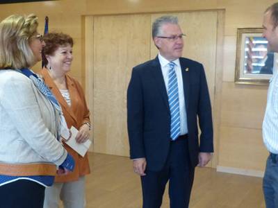 Cáritas y Eluzai reciben más de 3.200 euros solidarios obtenidos en actos de fiesta mayor