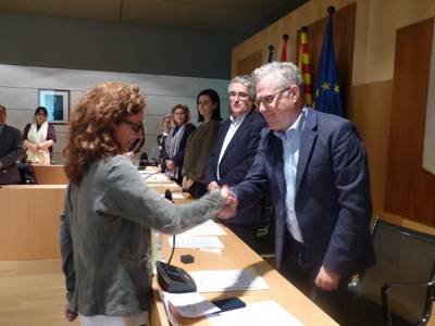 Carme Gasull toma posesión del acta de concejala en el pleno del Ayuntamiento de Salou