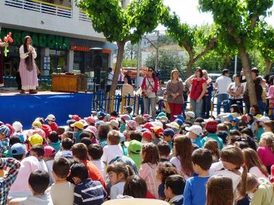 Cientos de personas salen a las calles de Salou para celebrar la fiesta del libro y la rosa