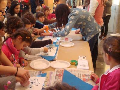 Cientos de personas se acercan a los talleres y a la muestra de cultura tradicional catalana de Salou