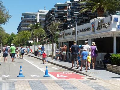 Comienza la prueba piloto para convertir en zona peatonal tres calles cercanas Paseo Jaume I de Salou