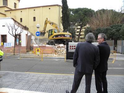 Concluye el derribo del antiguo edificio de Cáritas dejando al descubierto el ábside de la iglesia de Santa María del Mar en Salou