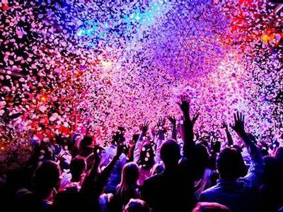 Cós Blanc Salou: la fiesta del confeti más grande de Cataluña