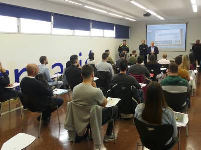 Dieciséis agentes interinos comienzan hoy el curso de formación para incorporarse a la Policía Local de Salou, este verano