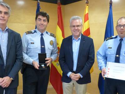 Dos agentes de policía de Salou, condecorados en el día de las Escuadras