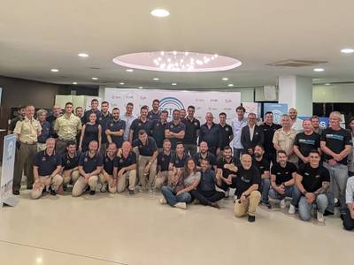 El alcalde da la bienvenida a las patrullas participantes en la Festa al Cel