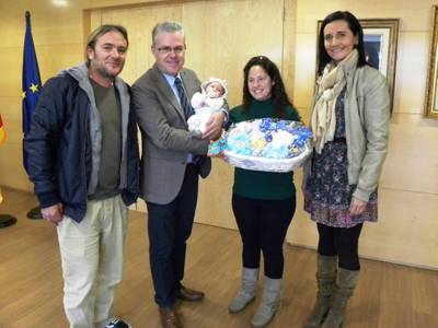 El alcalde da la bienvenida al primer bebé de Salou y toda España en 2014