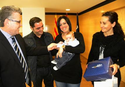 El alcalde da la bienvenida al primer bebé nacido en Salou el año 2011