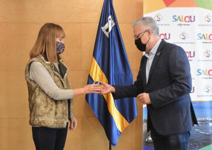 El alcalde de Salou entrega el pin de plata a la trabajadora Maika Arredondo por sus 25 años de servicio en la Administración municipal