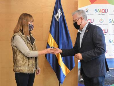 El alcalde de Salou entrega el pin de plata a la trabajadora Maika Arredondo por sus 25 años de servicio en la Administración municipal