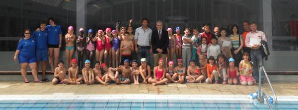 El alcalde de Salou entrega los diplomas del programa de natación en la Escuela Santa María