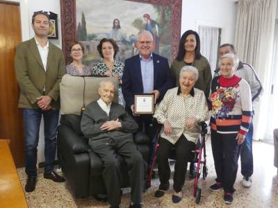 El alcalde de Salou felicita al salouense Josep Maria Consarnau Llambrich por su 100 aniversario