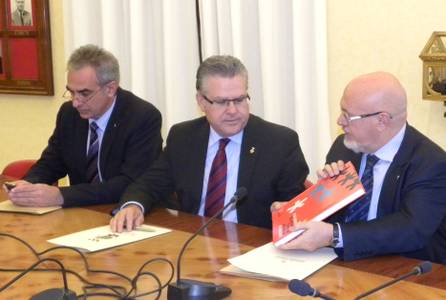El alcalde de Salou firma con Turismo de la Generalitat la promoción de la figura de Jaime I