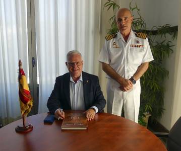 El alcalde de Salou firma el libro de honor de la Subdelegación de Defensa en Tarragona