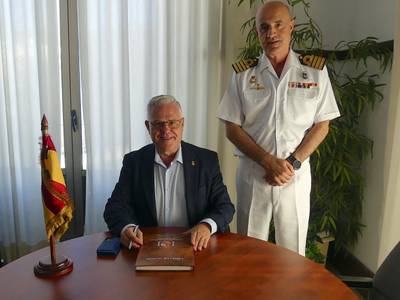 El alcalde de Salou firma el libro de honor de la Subdelegación de Defensa en Tarragona