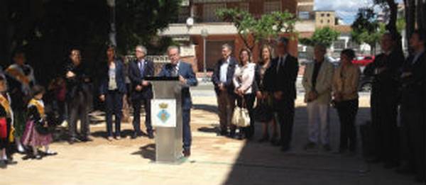 El alcalde de Salou inaugura la plaza de la iglesia de Santa María del Mar