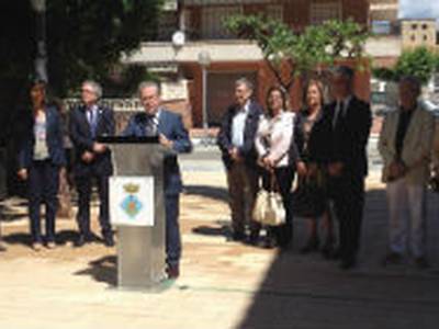 El alcalde de Salou inaugura la plaza de la iglesia de Santa María del Mar