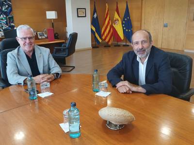 El alcalde de Salou, Pere Granados, recibe el embajador de España en Francia, Victorio Redondo