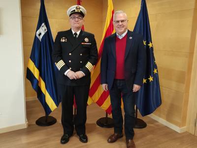 El alcalde de Salou, Pere Granados, recibe la visita institucional del nuevo comandante naval en Tarragona, Juan José Ruiz Pérez