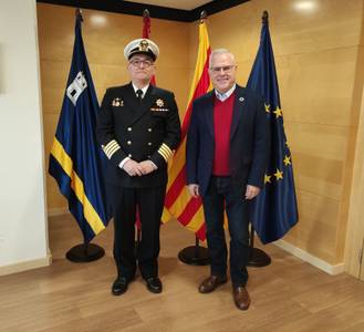 El alcalde de Salou, Pere Granados, recibe la visita institucional del nuevo comandante naval en Tarragona, Juan José Ruiz Pérez