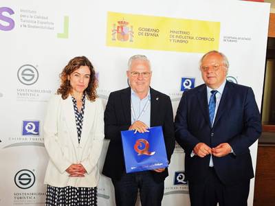 El alcalde de Salou, Pere Granados, recibe las banderas que certifican la calidad y la sostenibilidad de las playas de Levante y Poniente