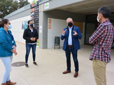 El alcalde de Salou, Pere Granados, visita la Escuela Vora Mar para reunirse con el equipo directivo y tratar sobre las necesidades del centro, en el momento actual