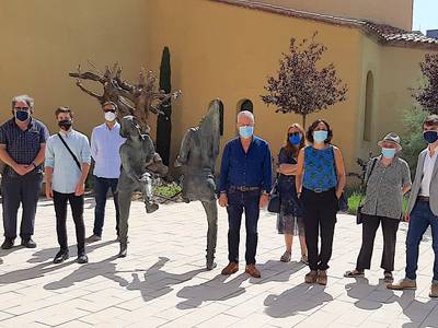 El alcalde de Salou, Pere Granados, visita la nueva plaza situada detrás de la iglesia de Santa María del Mar, donde ha quedado instalada la escultura en homenaje al Ball de Bastons