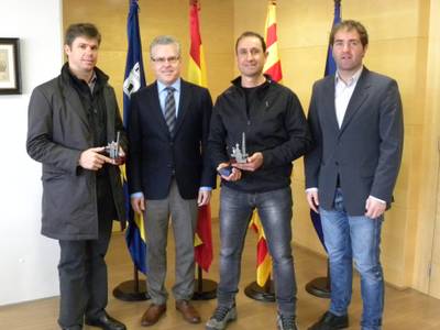 El alcalde de Salou recibe a David Batalla y Marc Pedrola tras su experiencia en el Dakar