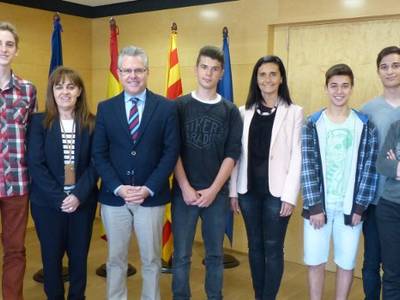 El alcalde de Salou recibe a los alumnos ganadores del premio ' Desafío emprende ' que visitarán Silicon Valley