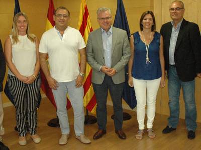 El alcalde de Salou recibe a representantes del Ayuntamiento de Calvià con motivo del 30 aniversario de la Regata Rei en Jaume