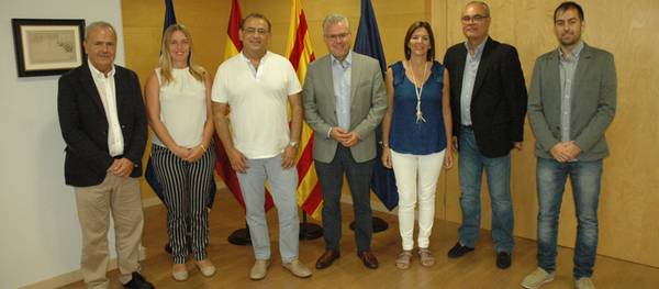 El alcalde de Salou recibe a representantes del Ayuntamiento de Calvià con motivo del 30 aniversario de la Regata Rei en Jaume