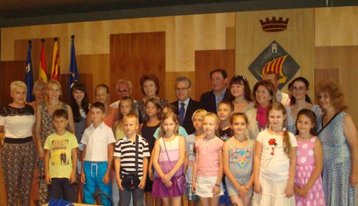 El alcalde de Salou recibe una veintena de estudiantes de la Escuela Cervantes de Rusia