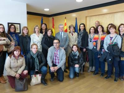 El alcalde de Salou reconoce la carrera docente de Carmen Olivera profesora de la Escuela Salou