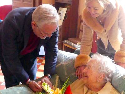 El alcalde de Salou rinde homenaje a Maria Teresa Capdevila Gaya, por sus 100 años
