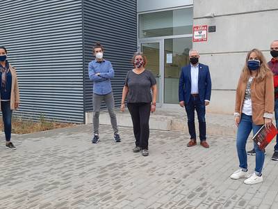 El alcalde de Salou visita el centro de formación permanente Atenea de Salou y se entrevista con el profesorado con el fin de interesarse por las necesidades actuales