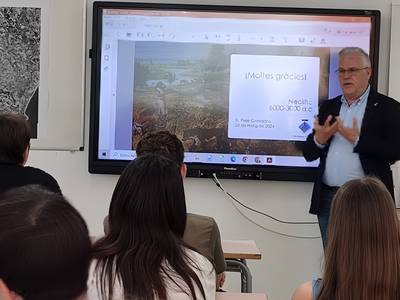El alcalde de Salou visita el Institut Jaume I para impartir una clase sobre la historia de los acuíferos locales