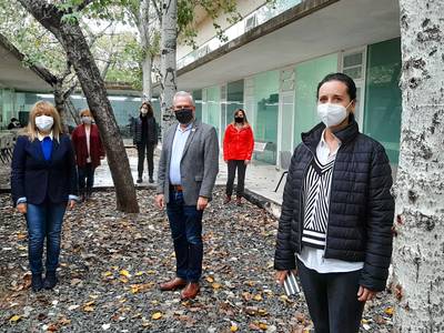 El alcalde de Salou visita el Instituto Jaume I acompañado de la concejala de Servicios Educativos
