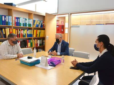 El alcalde de Salou visita la Escuela Elisabeth para mantener una reunión de trabajo y tratar sobre nuevos proyectos educativos, en torno al patrimonio natural y cultural del municipio