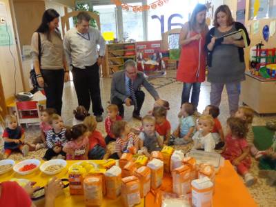 El alcalde de Salou visita la Escuela Elisabeth interesándose por el desarrollo del curso