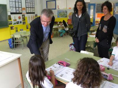 El alcalde de Salou visita la escuela Santa María del Mar durante los primeros días de curso