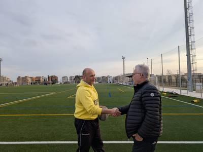 El alcalde de Salou visita los campos de fútbol tras una reconstrucción en tiempo récord