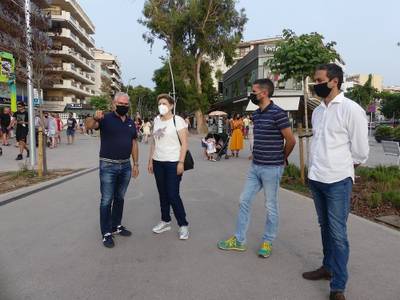 El alcalde de Salou y la delegada del Govern visitan a los comerciantes de Carles Buïgas para informarles sobre las peticiones de ayudas compensatorias a la Generalitat, que contrarresten las pérdidas diarias de más del 40%, a raíz de las restricciones horarias