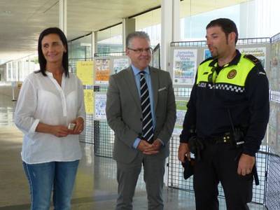 El alcalde de Salou y la Policía Local inauguran el vestíbulo del TAS una exposición de dibujos sobre educación vial