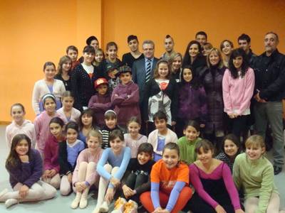 El alcalde de Salou y miembros del actual equipo de gobierno visitan la escuela de danza Sandra Rubí