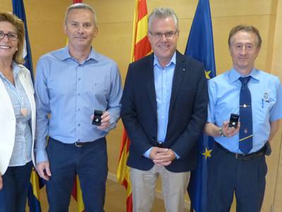 El alcalde entrega el pin de plata a 2 funcionarios del Ayuntamiento de Salou por sus 25 años de servicio