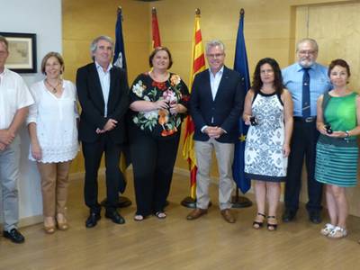 El alcalde entrega el pin de plata a 4 funcionarios del Ayuntamiento de Salou por sus 25 años de servicio