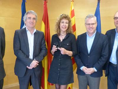 El alcalde entrega el pin de plata a la funcionaria Montse Ruana por sus 25 años de servicio