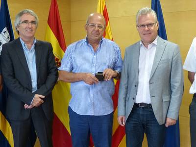 El alcalde entrega la aguja de oro a Joan Manuel Milian con motivo de su jubilación