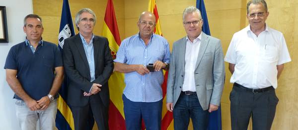 El alcalde entrega la aguja de oro a Joan Manuel Milian con motivo de su jubilación