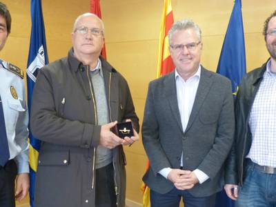 El alcalde entrega la aguja de oro al Cabo de la Policía Local de Salou Antonio Llatser con motivo de su jubilación